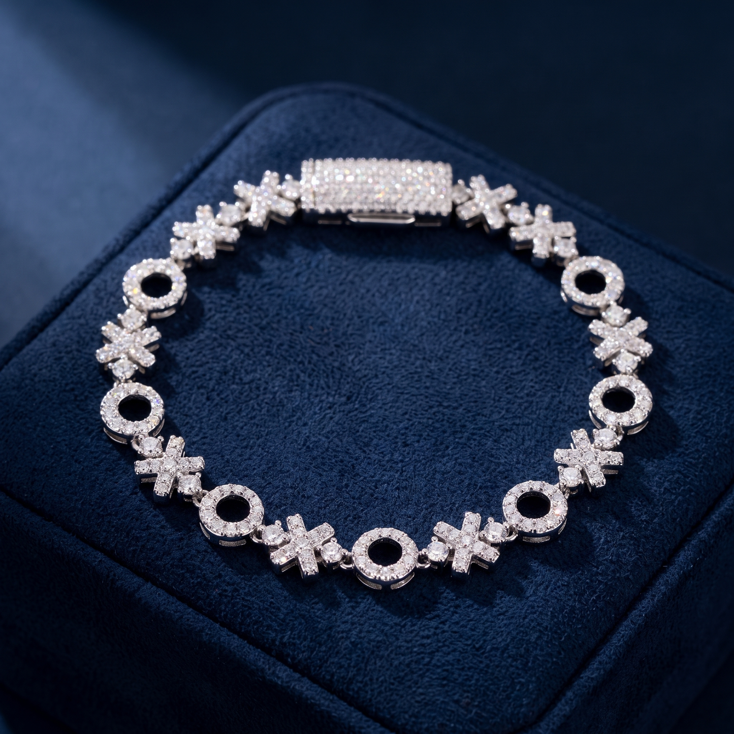 XOXO Link Bracelet in 925 silver with VVS moissanite on dark navy suede