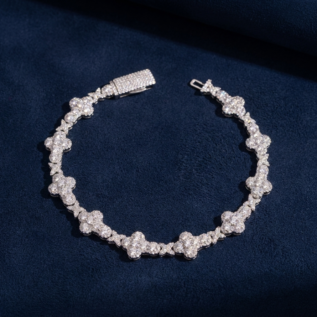 Iced cross-link bracelet in 925 silver with VVS moissanite, box clasp, on navy suede