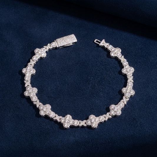 Iced cross-link bracelet in 925 silver with VVS moissanite, box clasp, on navy suede