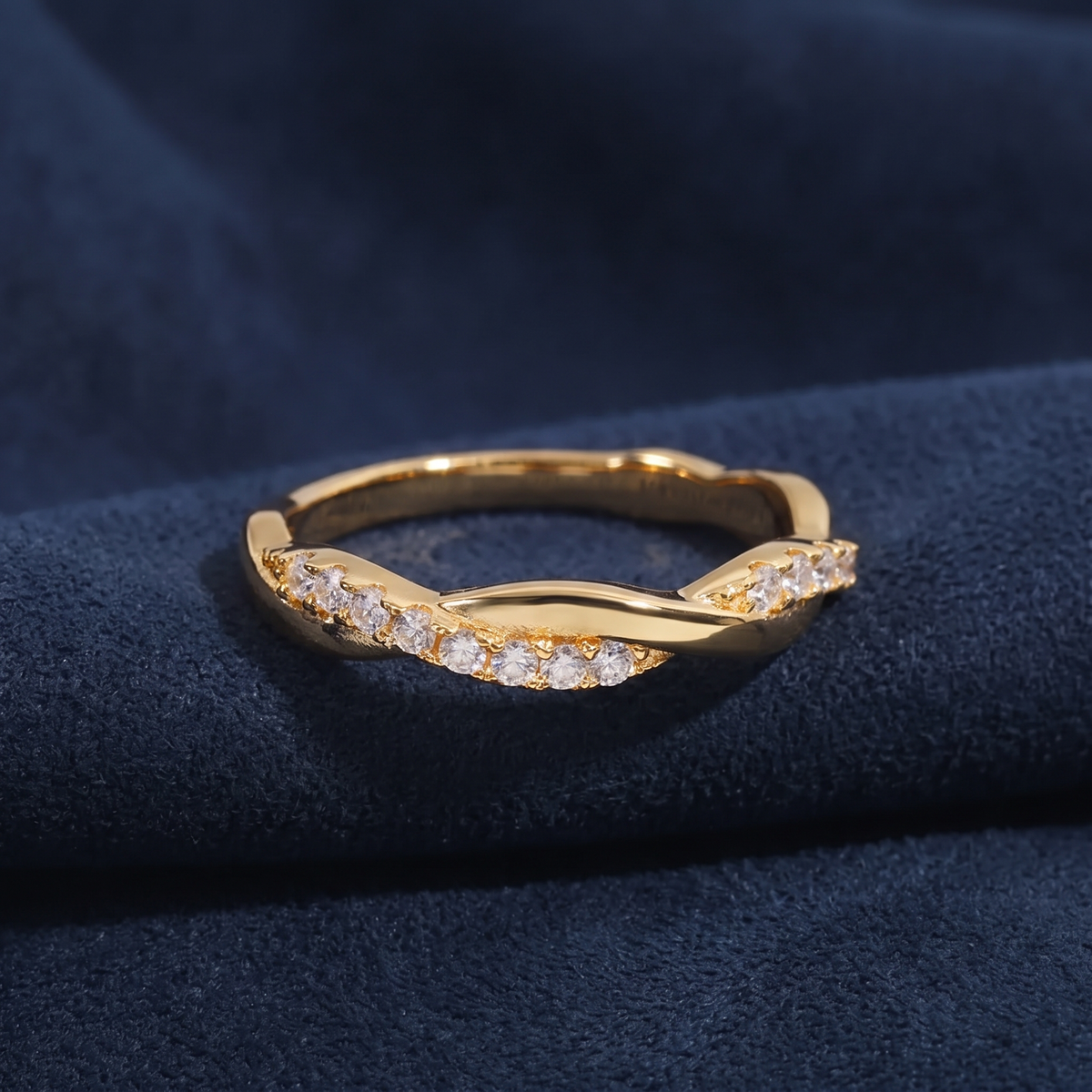 Twisted pave band ring in gold plated 925 silver with VVS moissanite on navy suede