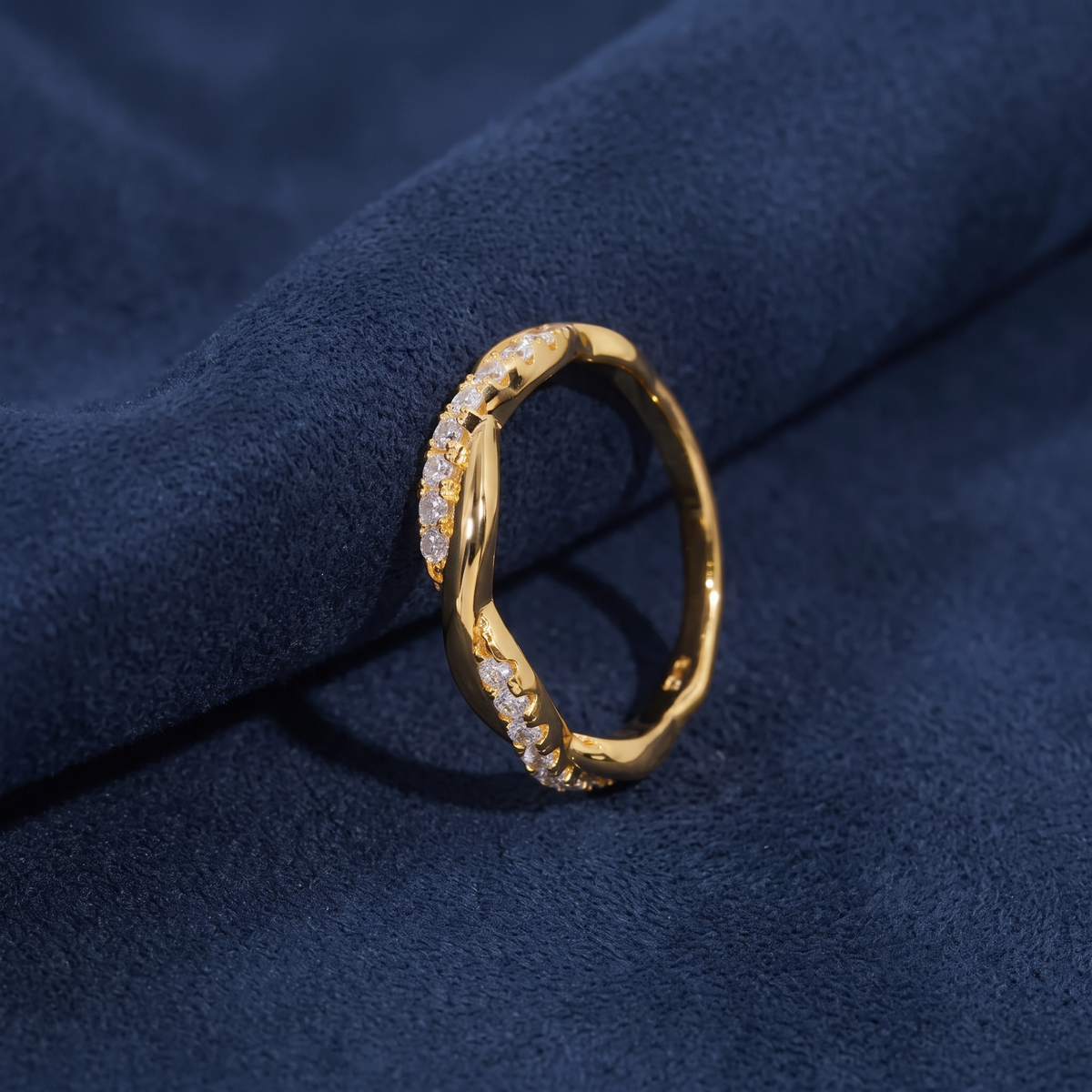 Upright view of the twisted rope band with half row of prong-set moissanite