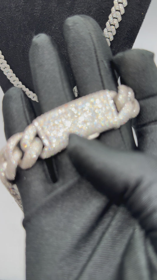 Close-up video of the 18mm Miami Cuban Chain in 925 silver, showing the iced links and the pave box clasp opening